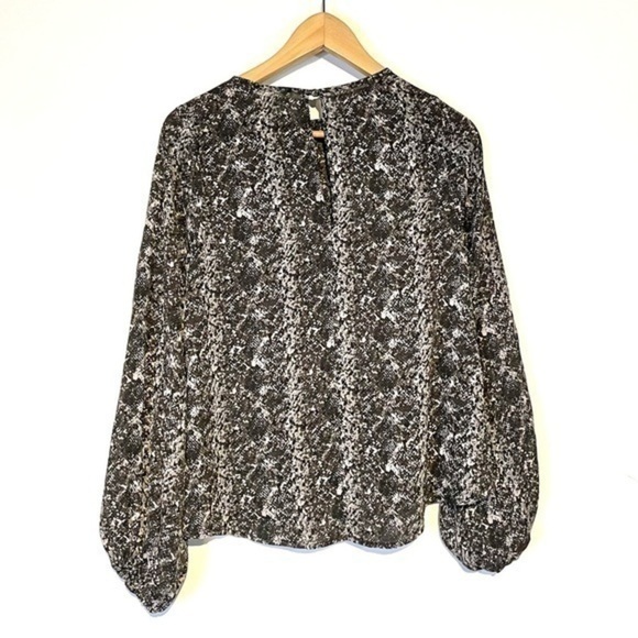 Evereve Allison Joy NWOT Harper Volume Sleeve blouse Peasant Sleeve snakeskin - Picture 5 of 8